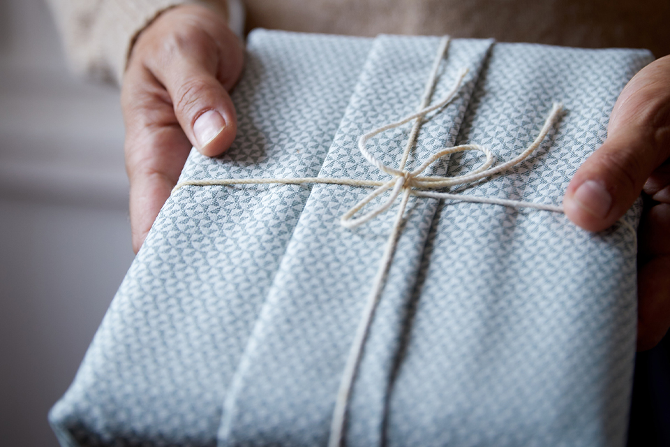 Mit einem Tuch verpacktes Geschenk