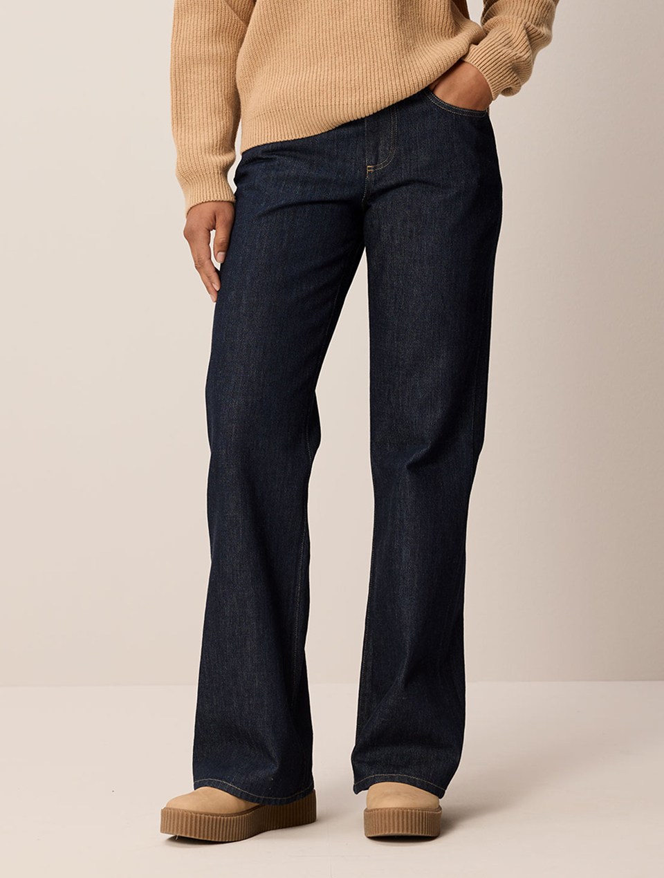 Detailbild einer dunkelblauen Jeans