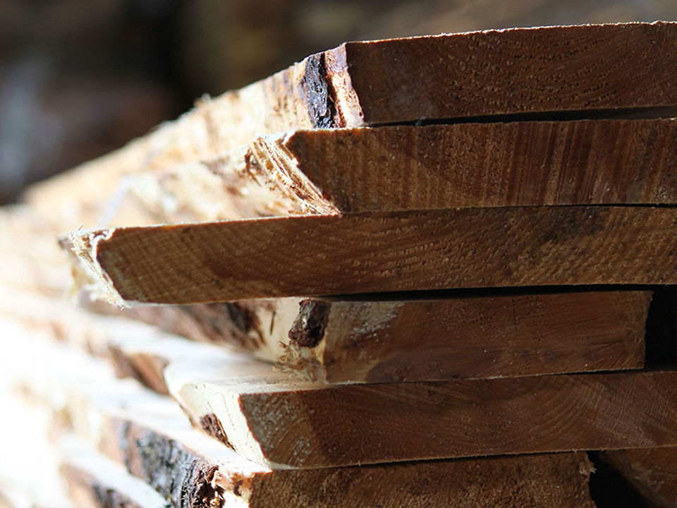 Holzbretter gestapelt