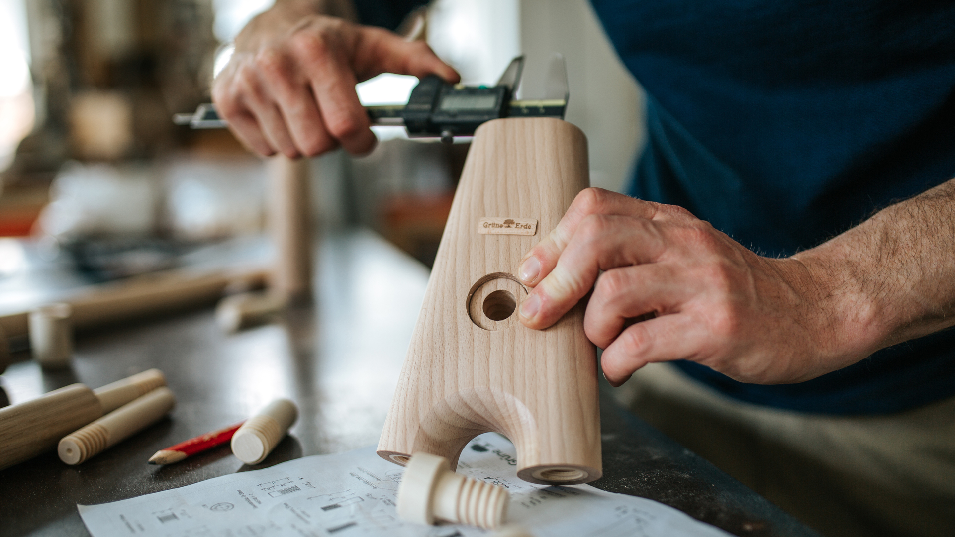 Handwerker beim Zusammenbauen von Grüne Erde Möbel