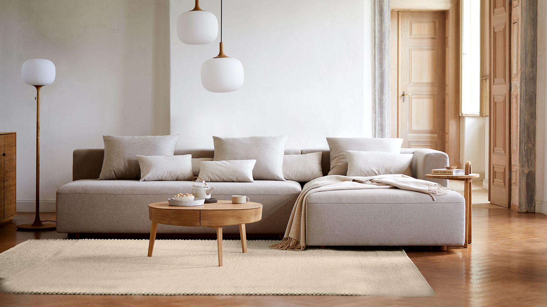 Ecksofa Sereno mit Couchtisch Mitsu im Wohnzimmer