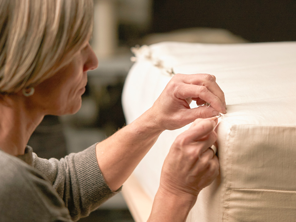 Frau bei der Fertigung einer hochwertigen  Naturmatratze