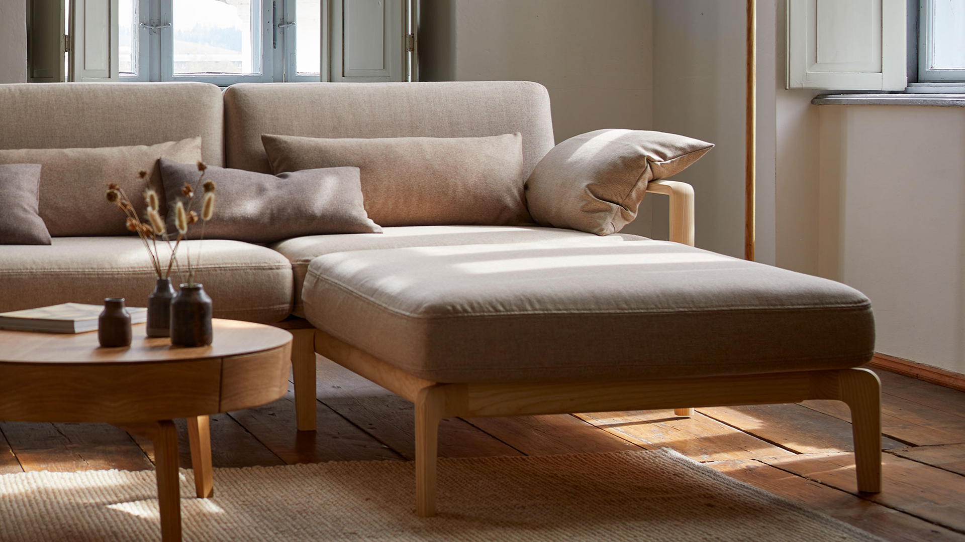 Detailbild von Ecksofa und Couchtisch Mitsu