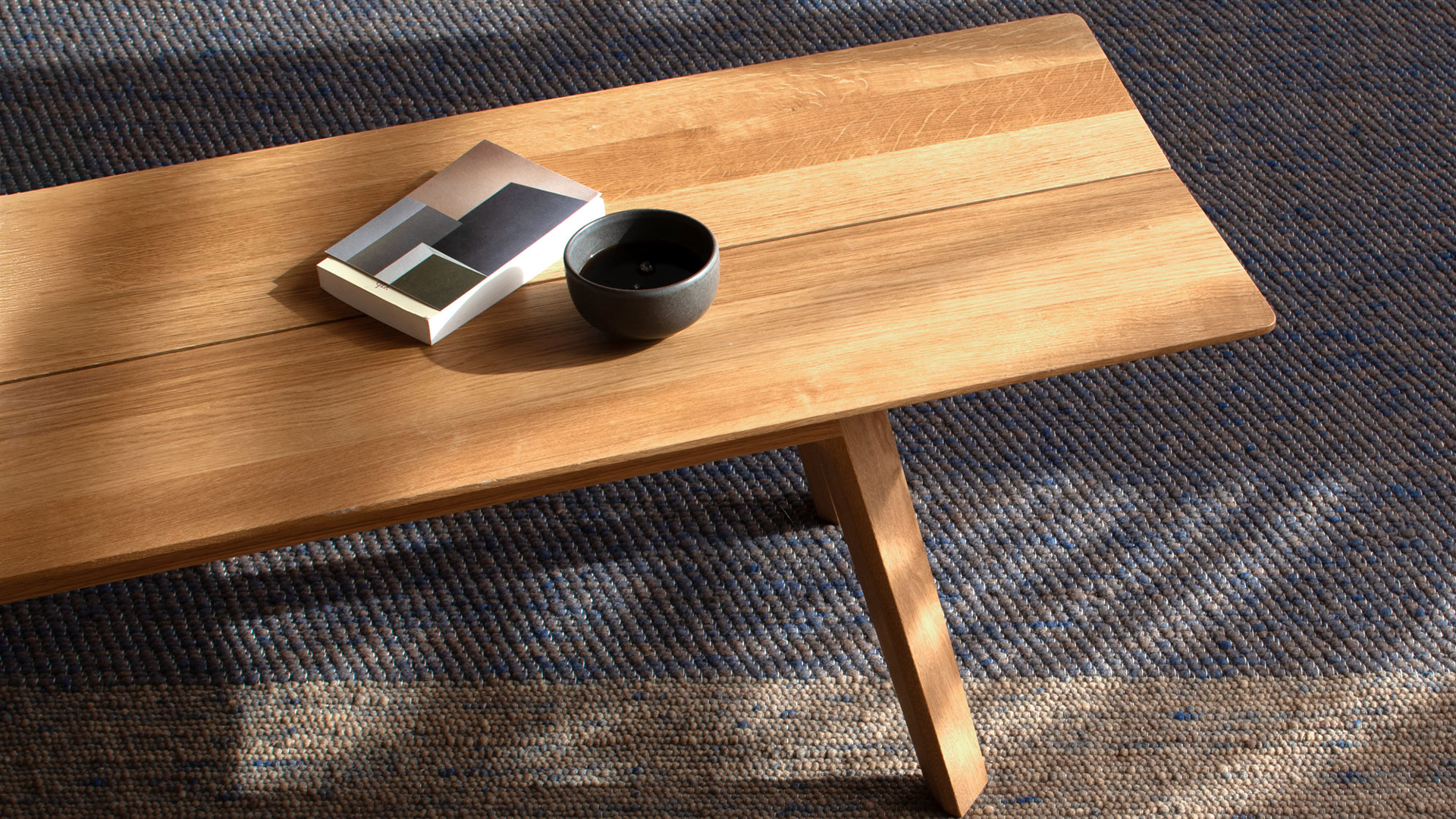 Holzbank auf Teppich