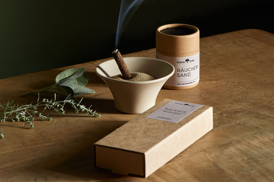 Räucher Set mit Schale Pulver und Verpackung auf Holztisch