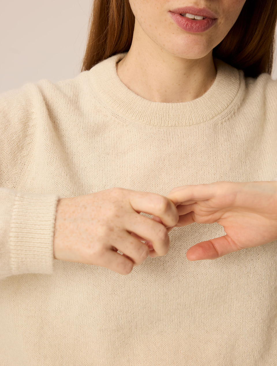 Detailbild von einem weißen Pullover
