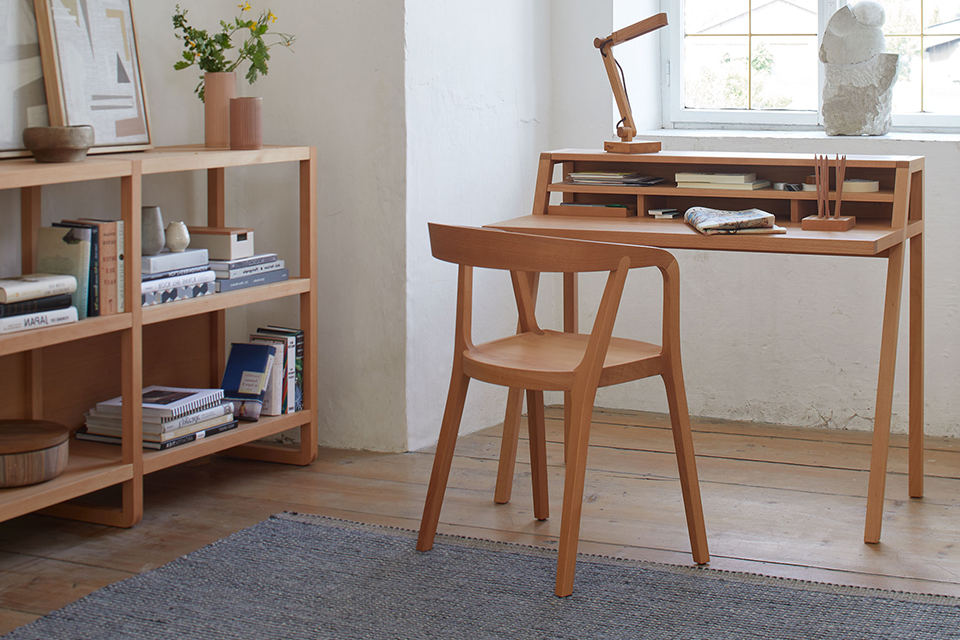 Heller Arbeitsplatz mit Holzschreibtisch und minimalistischem Design