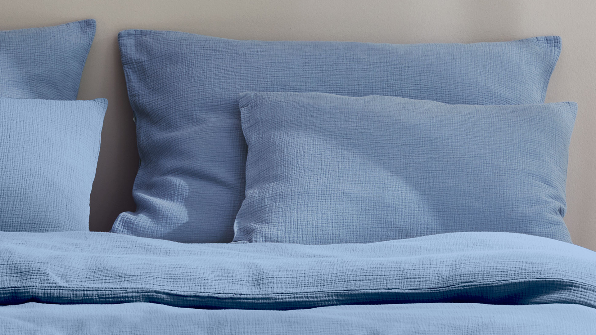 Hochwertige Kopfkissen und Schlafkissen bezogen mit Bettwäsche Vivien in blau