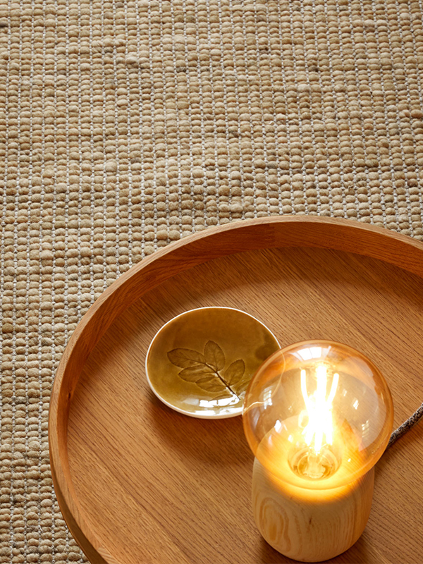 Sofatisch mit einer Tischlampe und einer Keramikschüssel