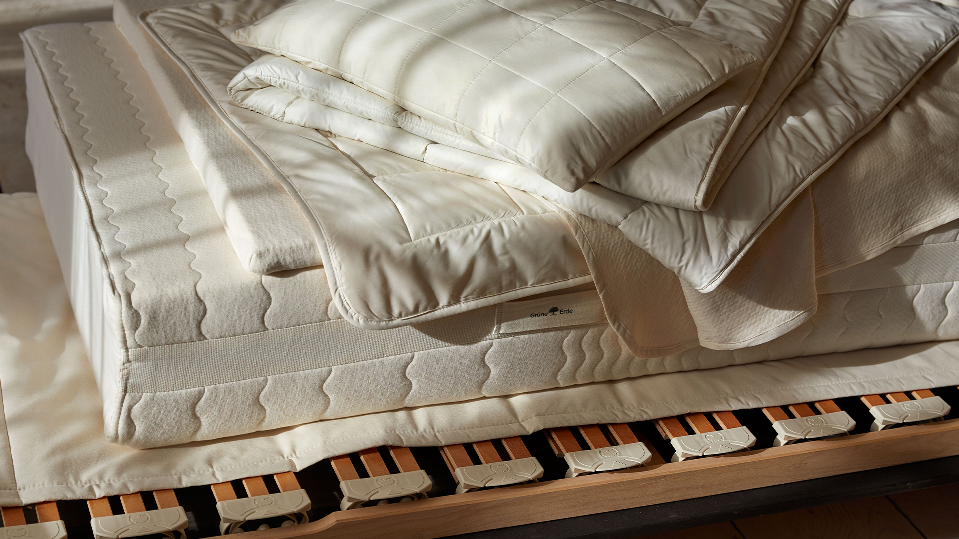 ökologische Schlafprodukte auf einem Lattenrost