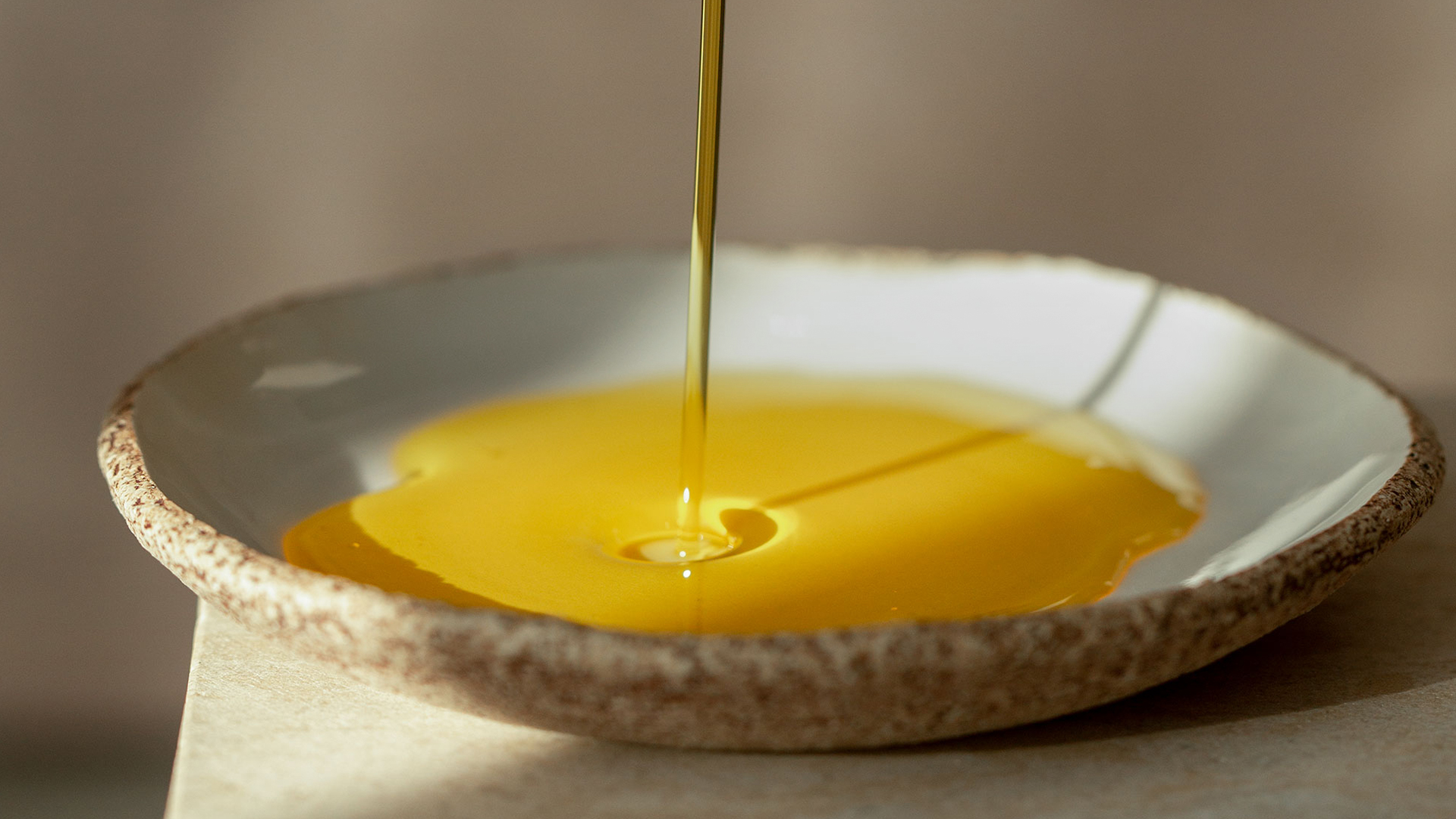 Öl wird in eine Keramikschale gegossen