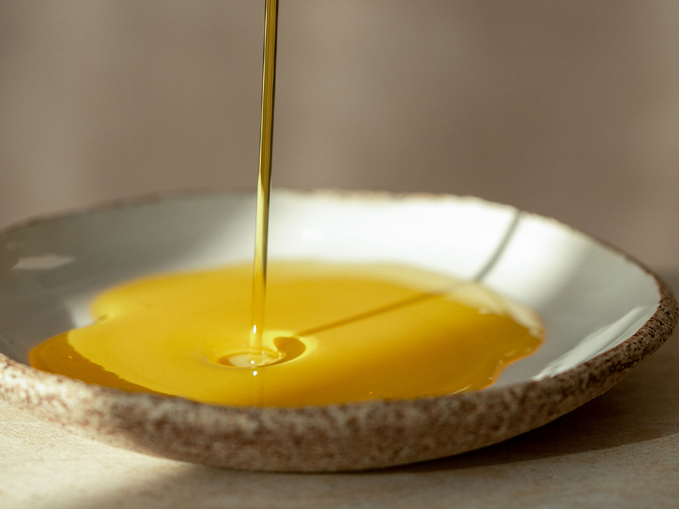 Öl wird in eine Keramikschale gegossen