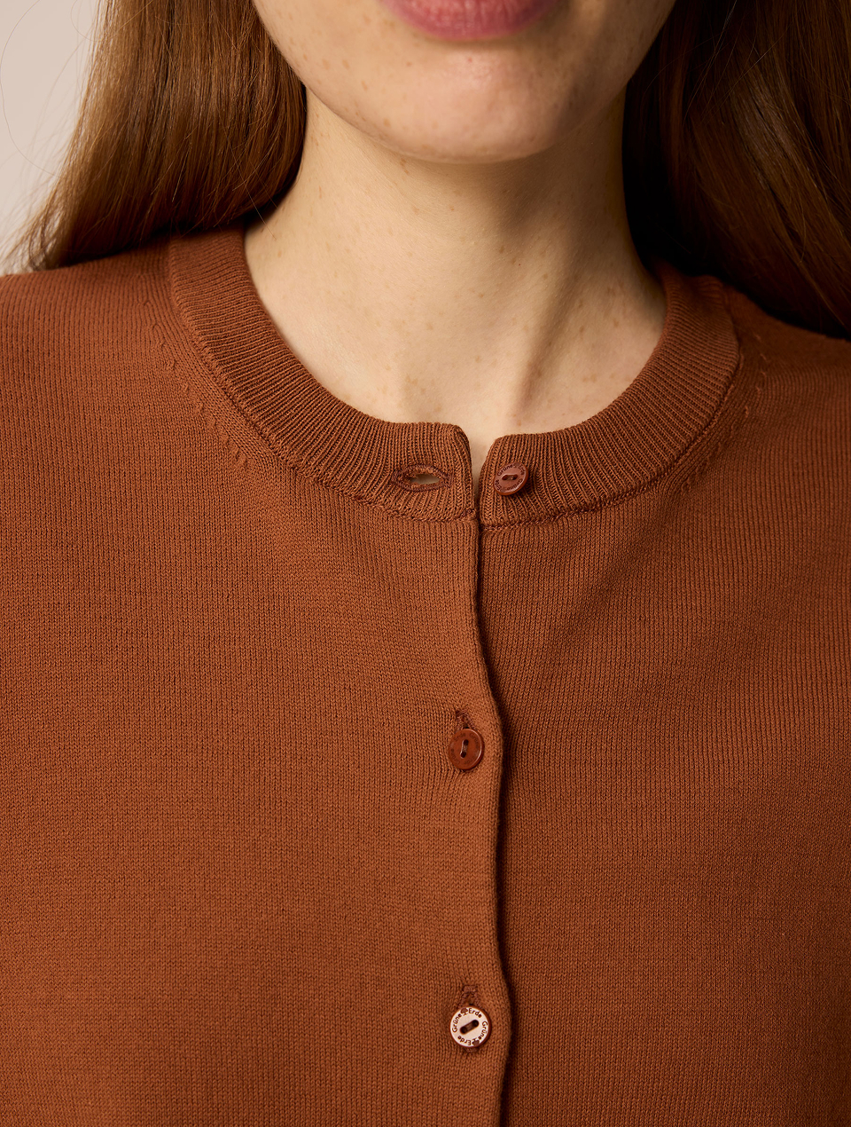 Detaibild von einer Maroni-farbenen Strickjacke