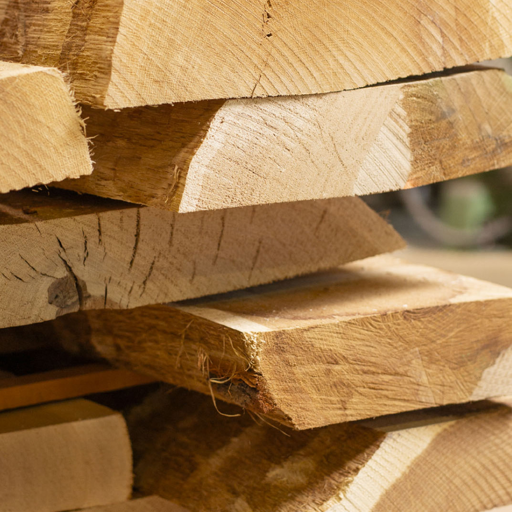 Ein Stapel Holzbretter
