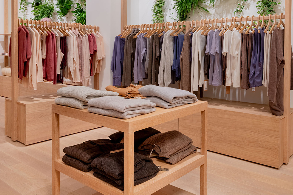 Kleidungssortiment im Store Hamburg