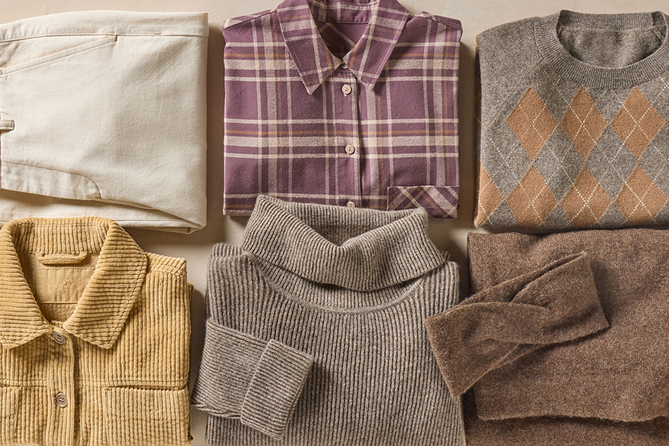 Gefaltete Kleidung aus natürlichen Materialien in neutralen Farbtönen