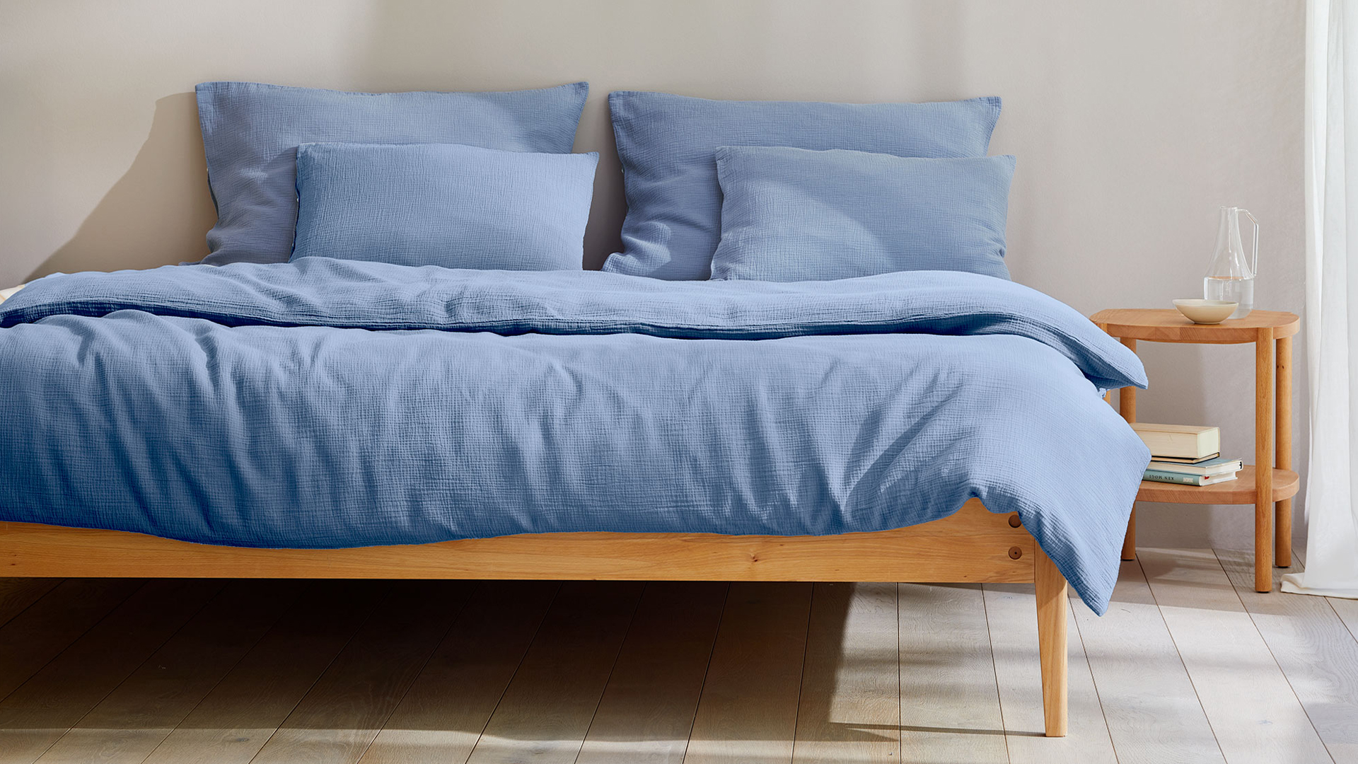 Blaue Bettwäsche auf einem Bett in einem Schlafzimmer