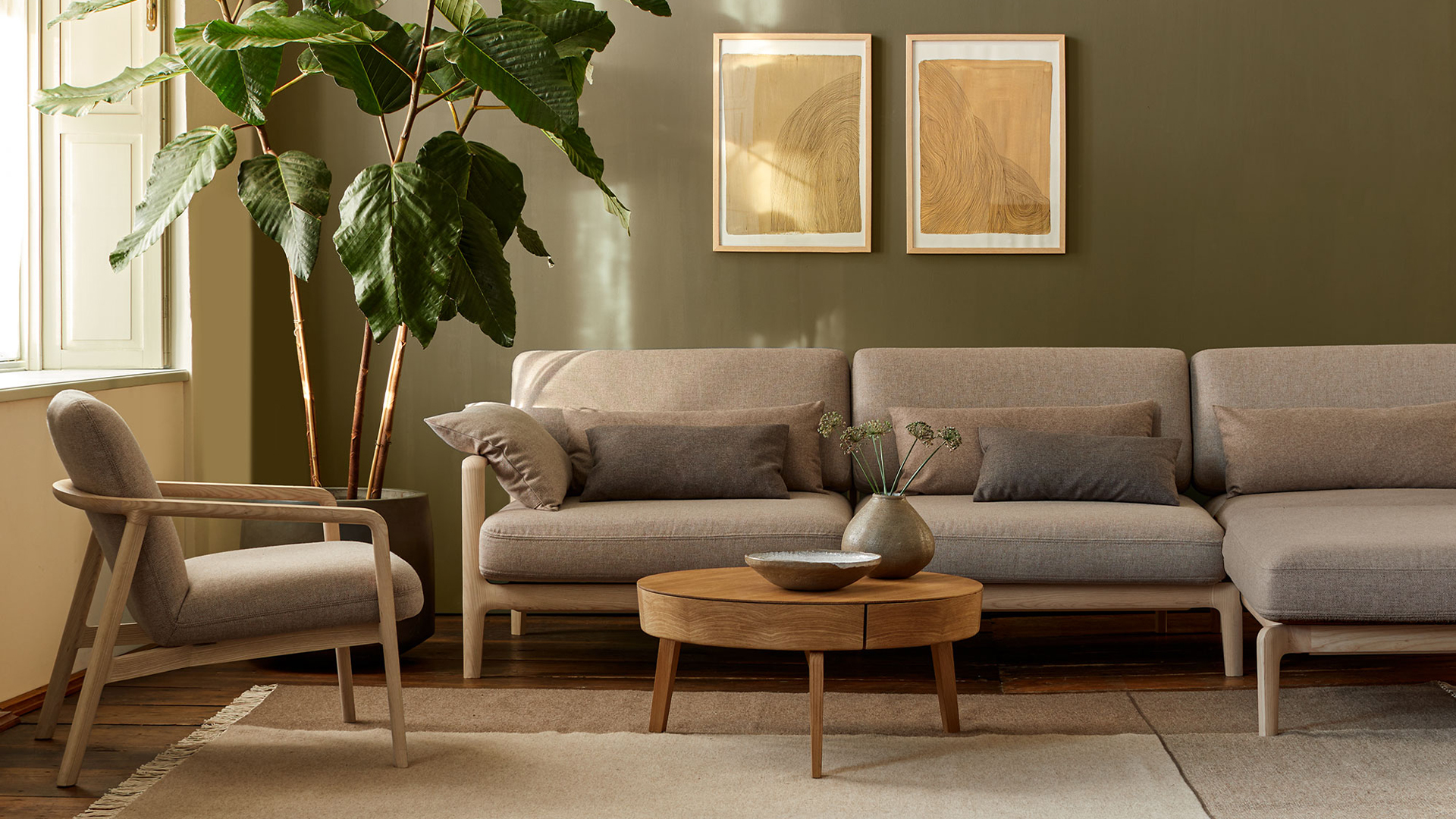 Lounge Sofa Linera mit Polsterstuhl und Couchtisch im Wohnzimmer