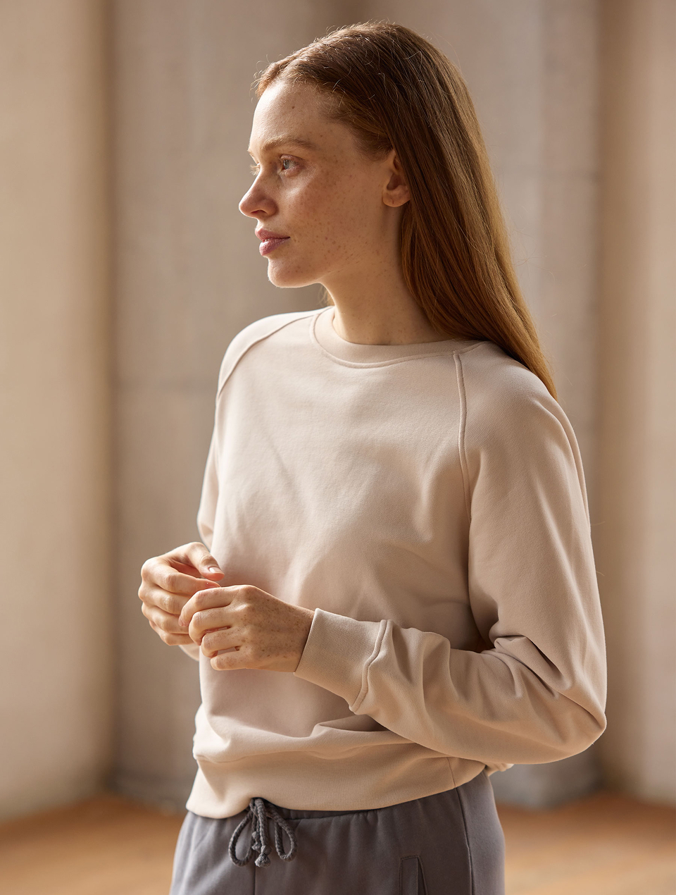 Frau trägt beiges Sweatshirt