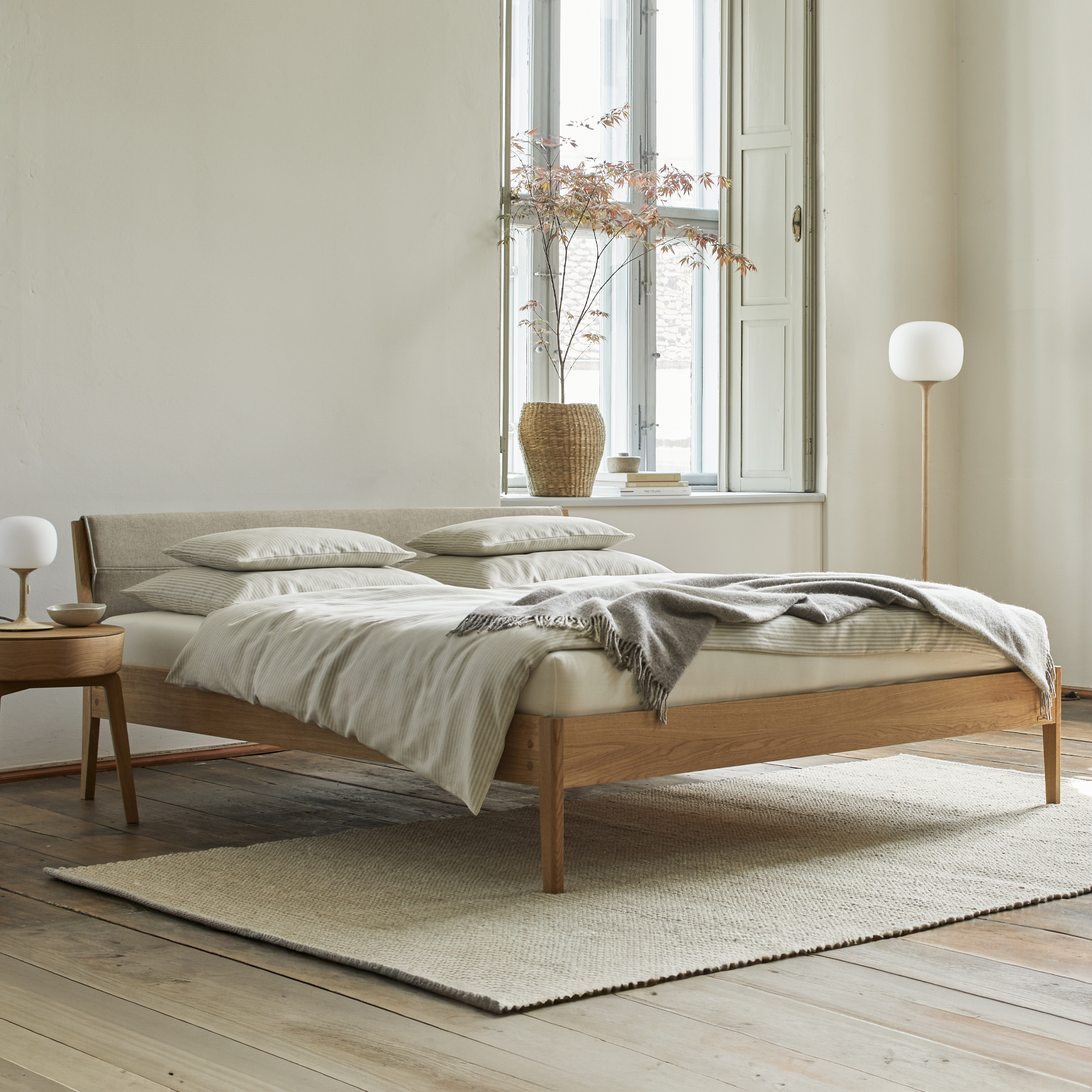 Bett Almeno mit Kopfhaupt und wechselbarer Housse