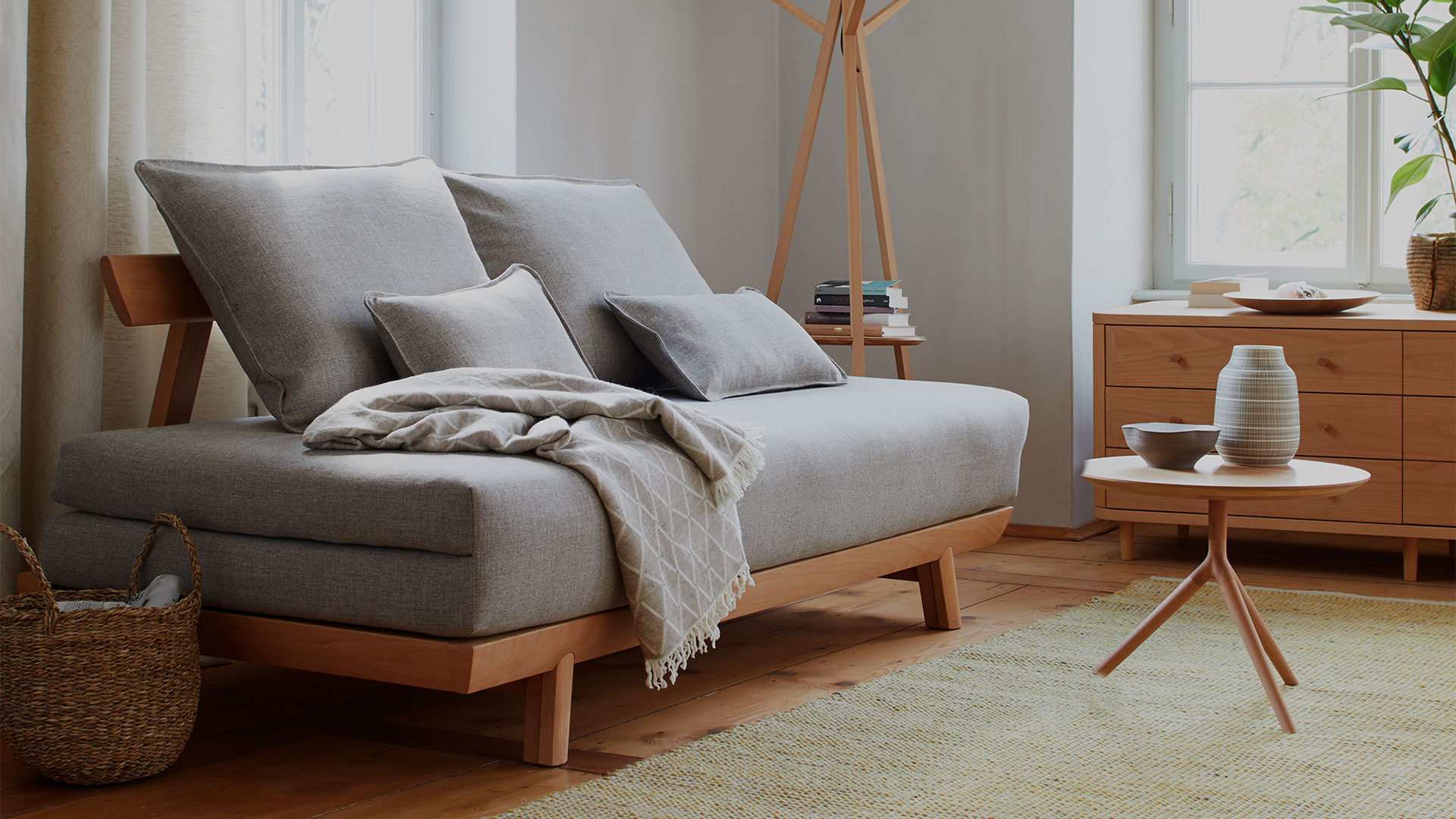 Bettsofa Doppio  mit Stehlampe und Beistelltisch im Gästezimmer