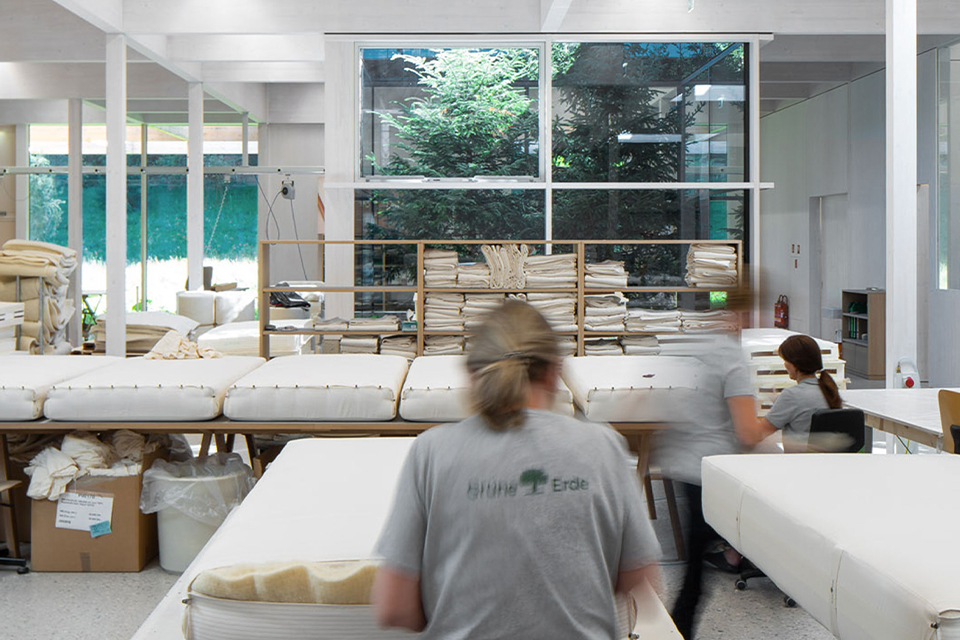 Mitarbeiterin bei der Fertigung einer Matratze