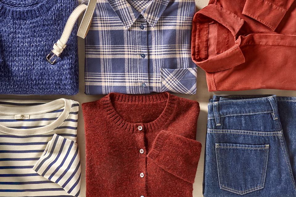 Gefaltete Kleidung auf hellem Hintergrund