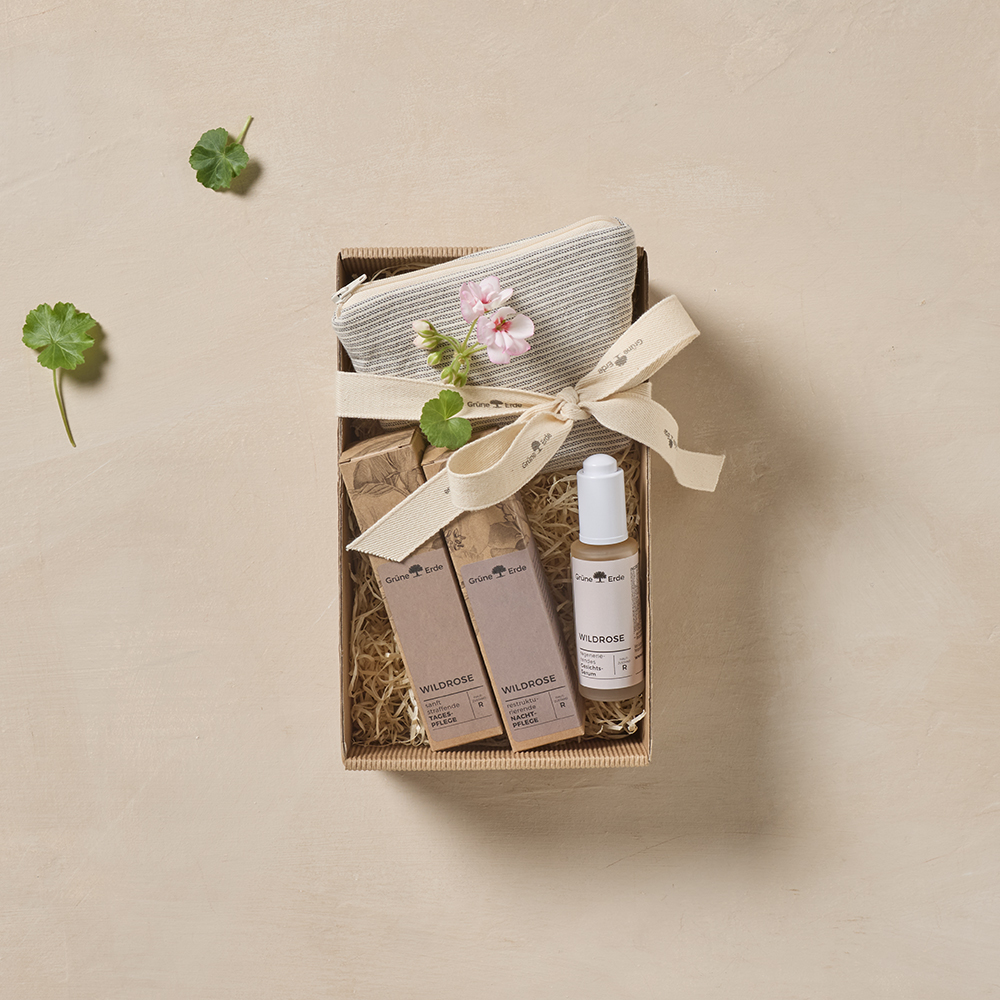 Geschenkbox Wildrose auf beigem Hintergrund