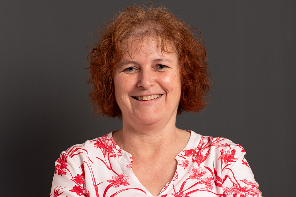 Lächelnde Frau mit lockigen Haaren