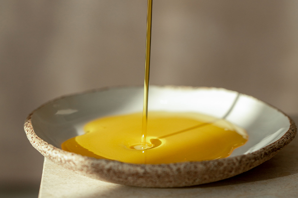 Öl wird in eine Keramikschale gegossen