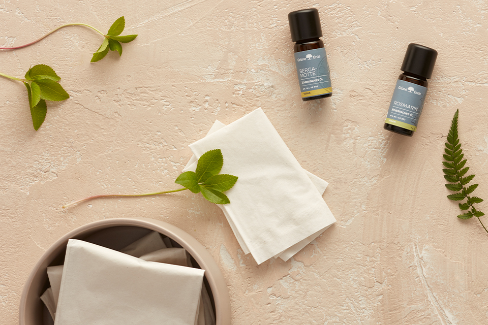 ätherische Öle und Tücher dekorativ angeordnet