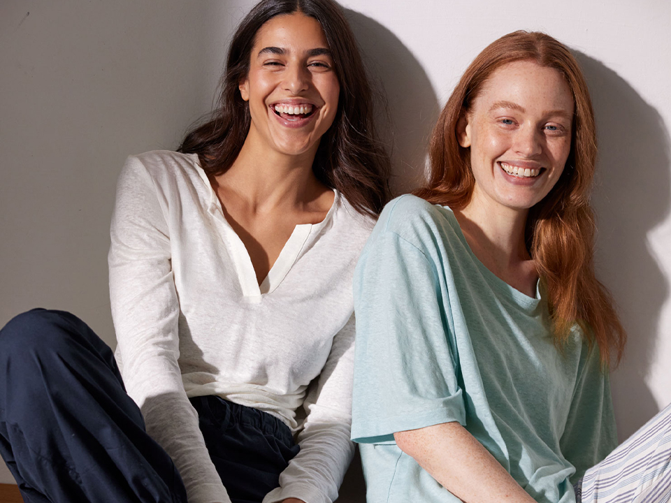 Frauen in hellen Pullovern im Sonnenlicht