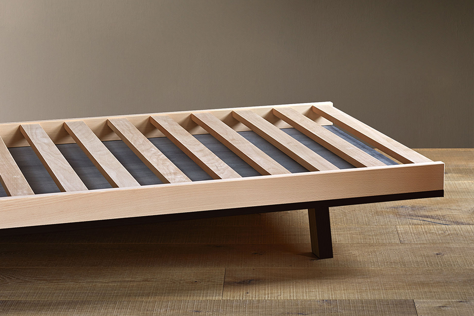 Fester Lattenrost auf dunklem Holzgestell