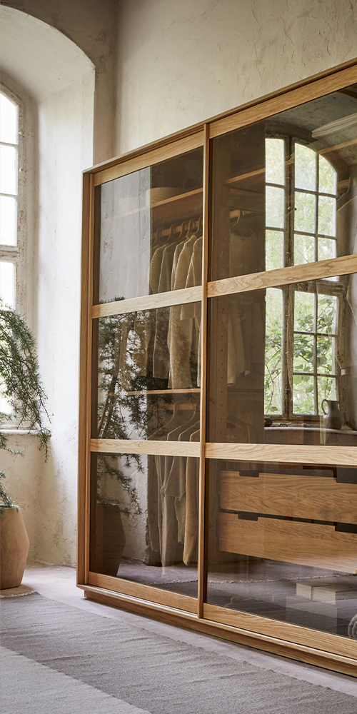 Kleiderschrank aus Massivholz mit Türfüllungen aus Glas