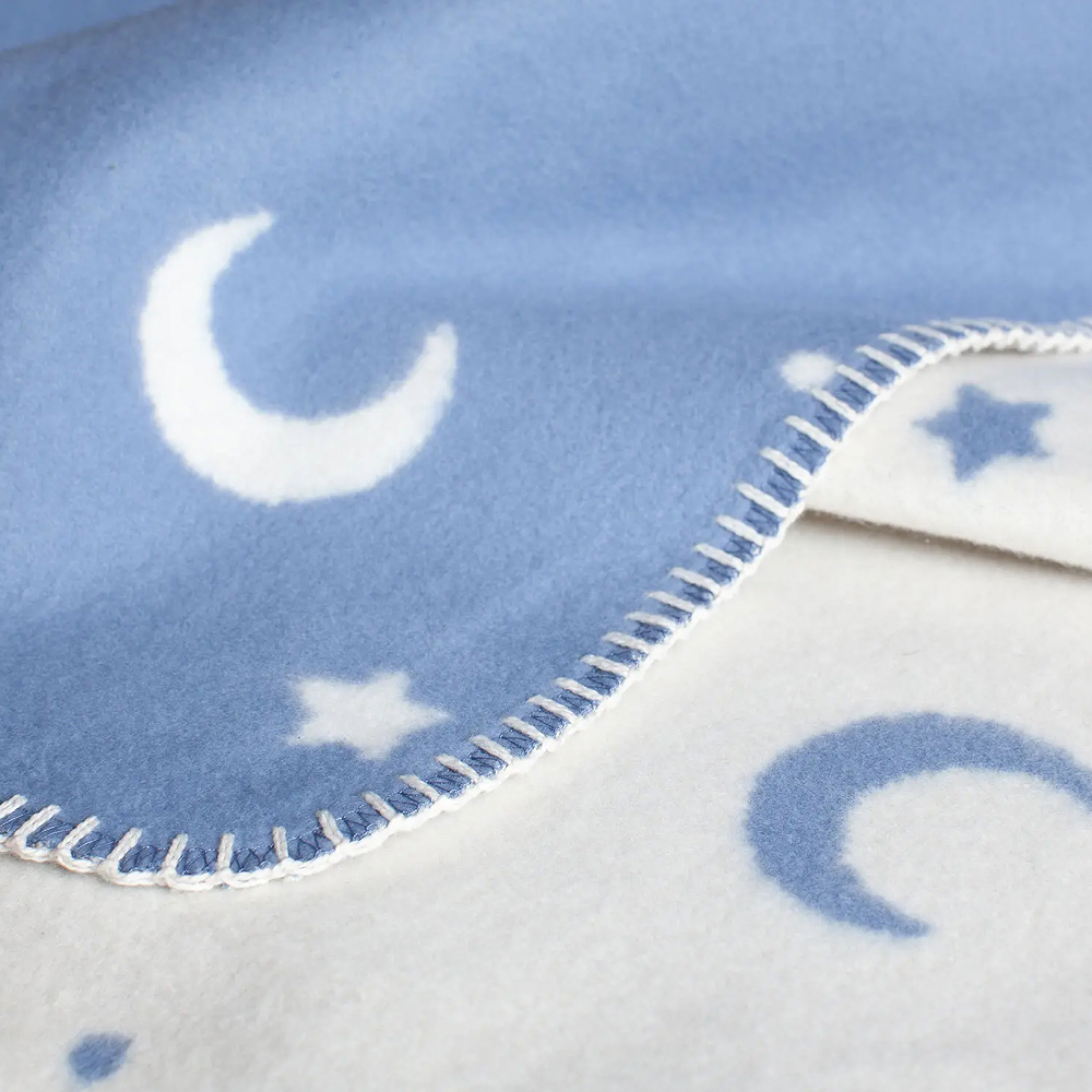 Detailbild einer Babydecke mit Monden darauf