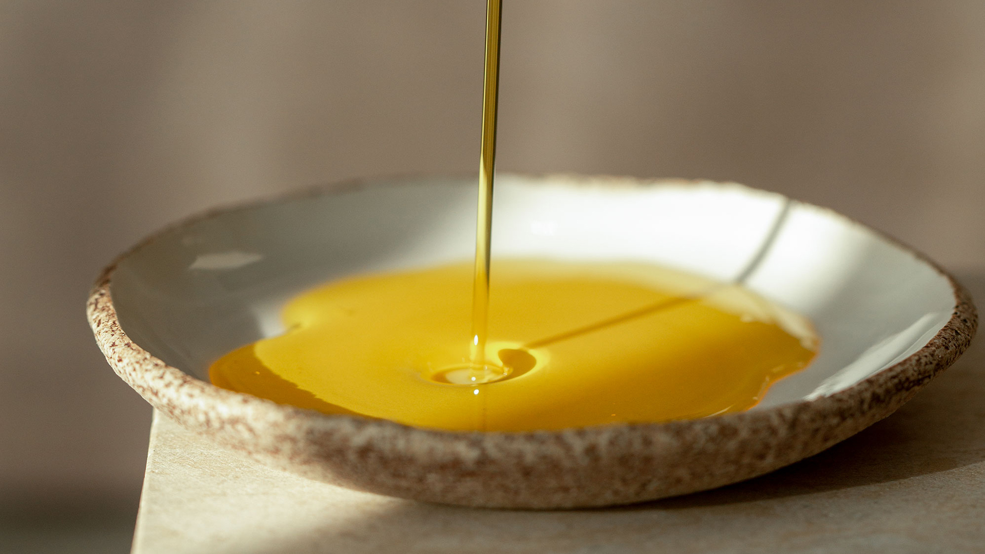 Öl wird in eine Keramikschale gegossen