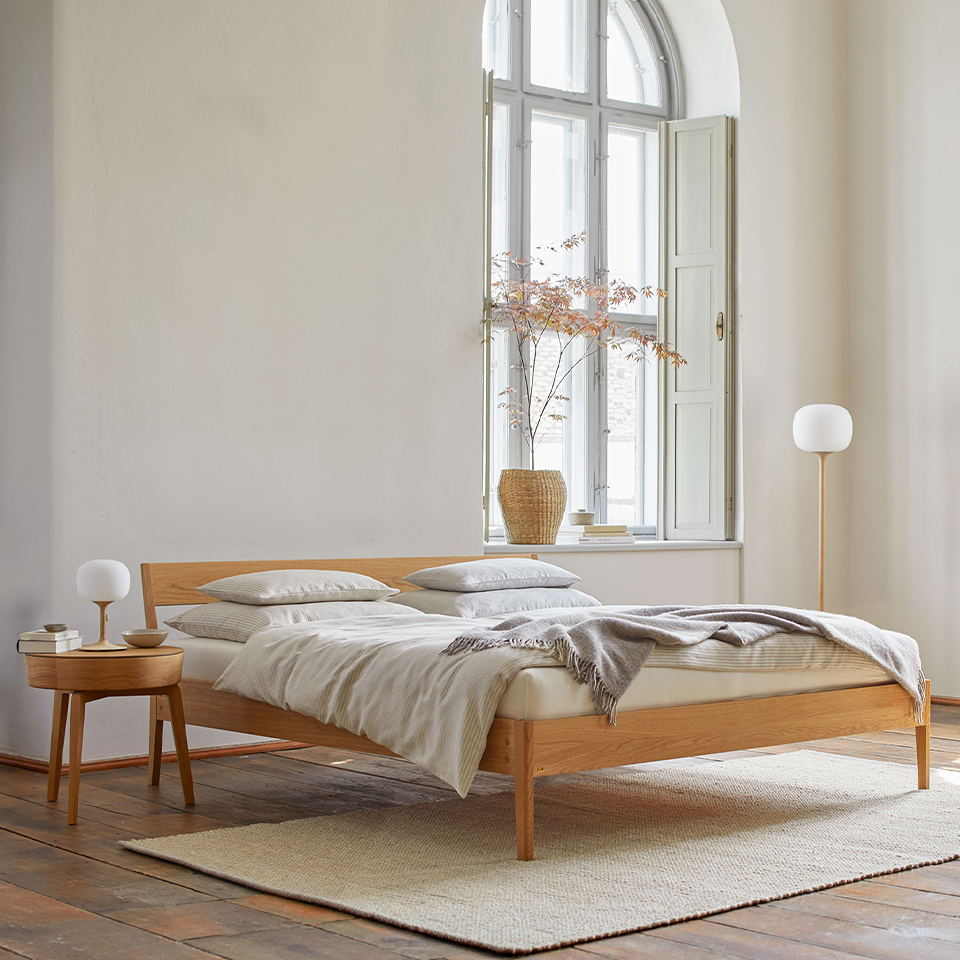 Massivholzbett Almeno mit Stegbetthaupt im Schlafzimmer