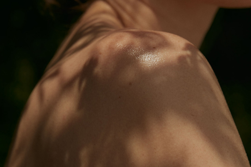 Nahaufnahme der Schulter einer Frau