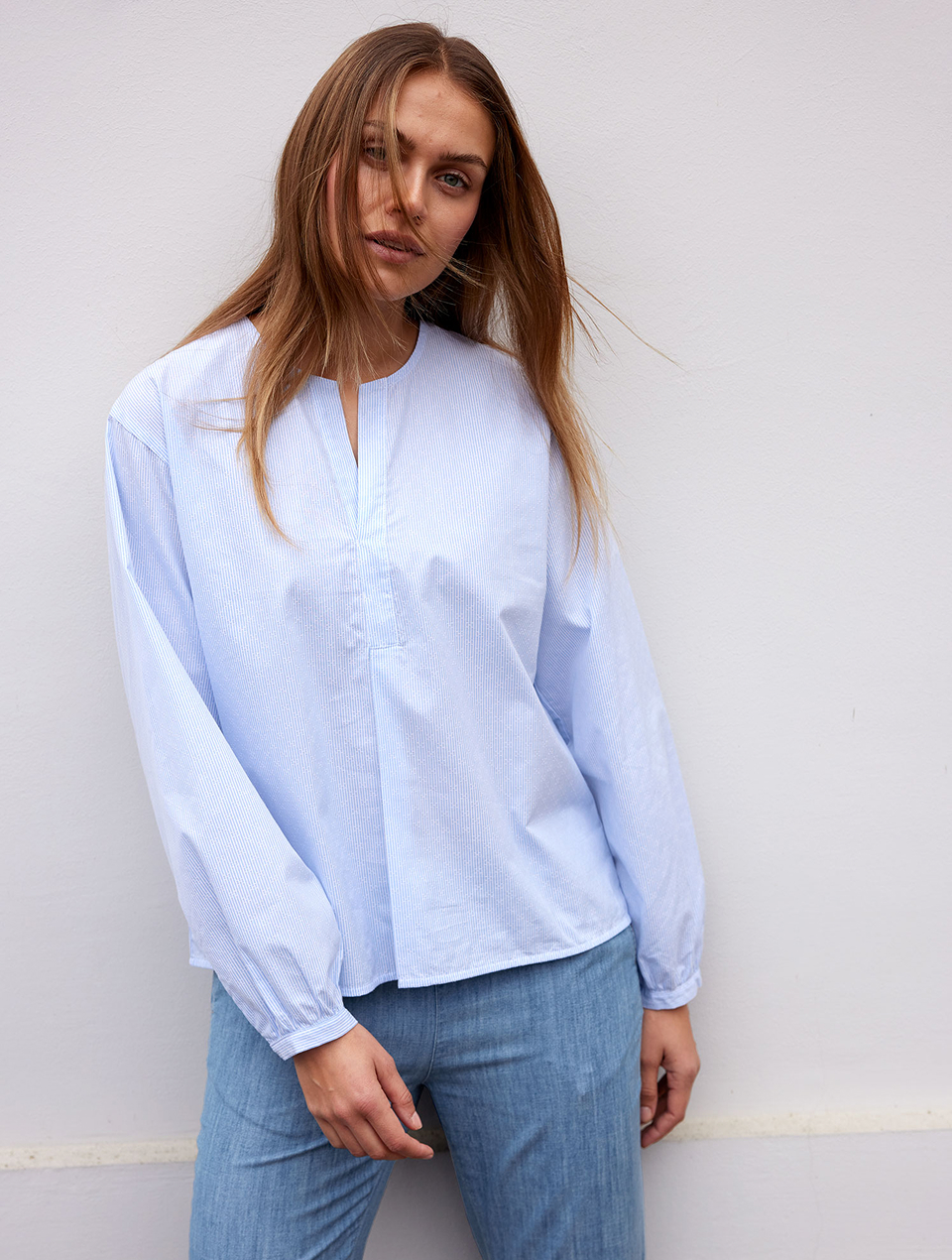 Frau in blauer Bluse und Hose