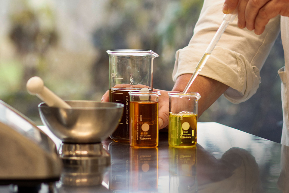 Zutaten für die Kosmetik stehen in Messbechern auf einem Tisch