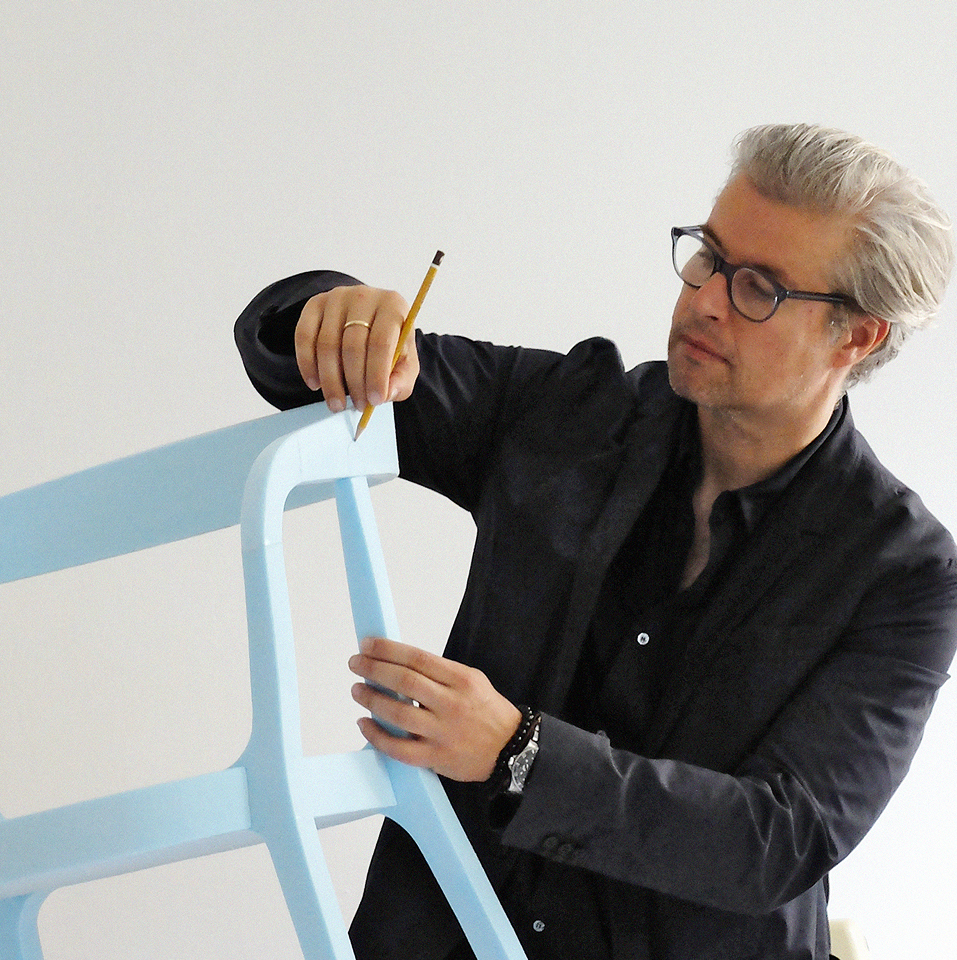 Designer mit Prototyp von einem Stuhl
