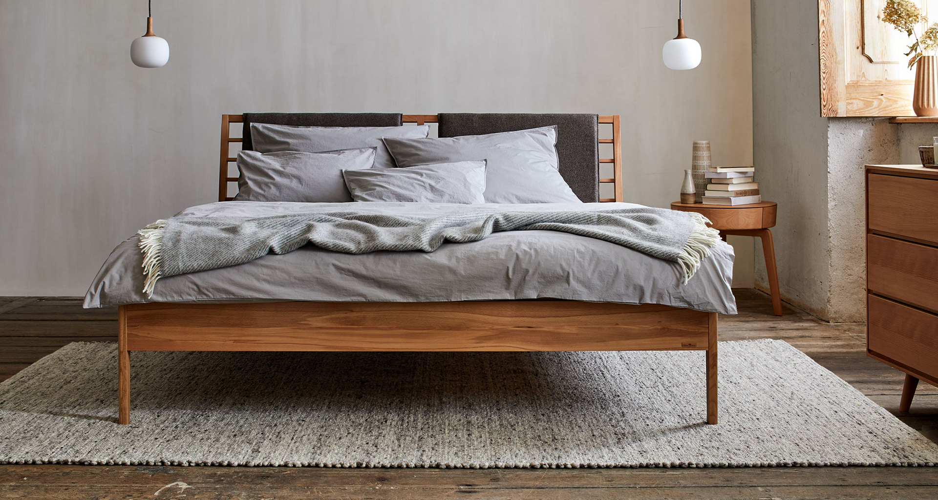 Massivholz Doppelbett Almeno mit Sprossenbetthaupt und Housse