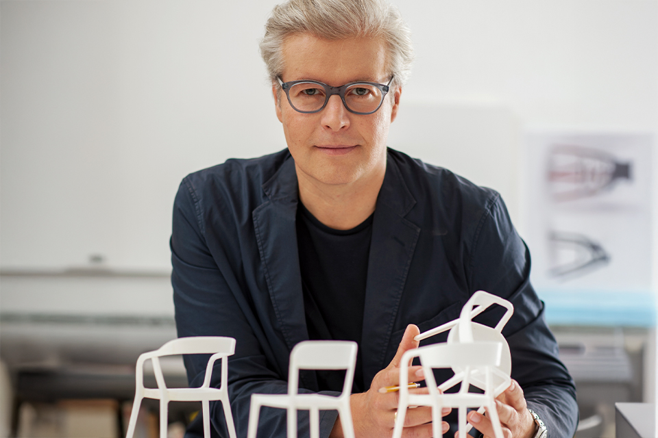 Produktdesigner Thomas Feichtner mit Prototypen von Stühlen