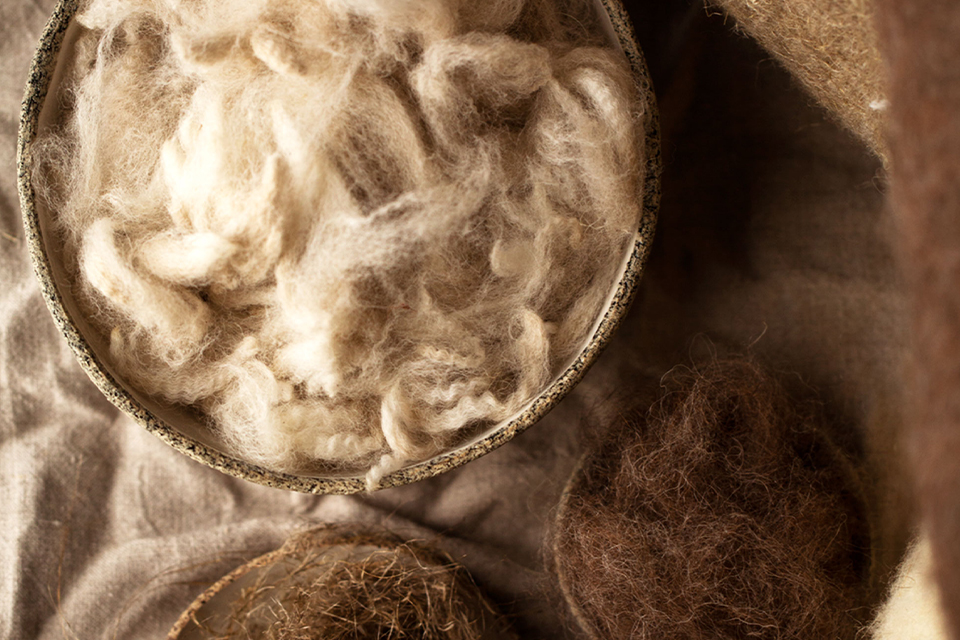 Verschiedene Naturmaterialien in Schüsseln präsentiert