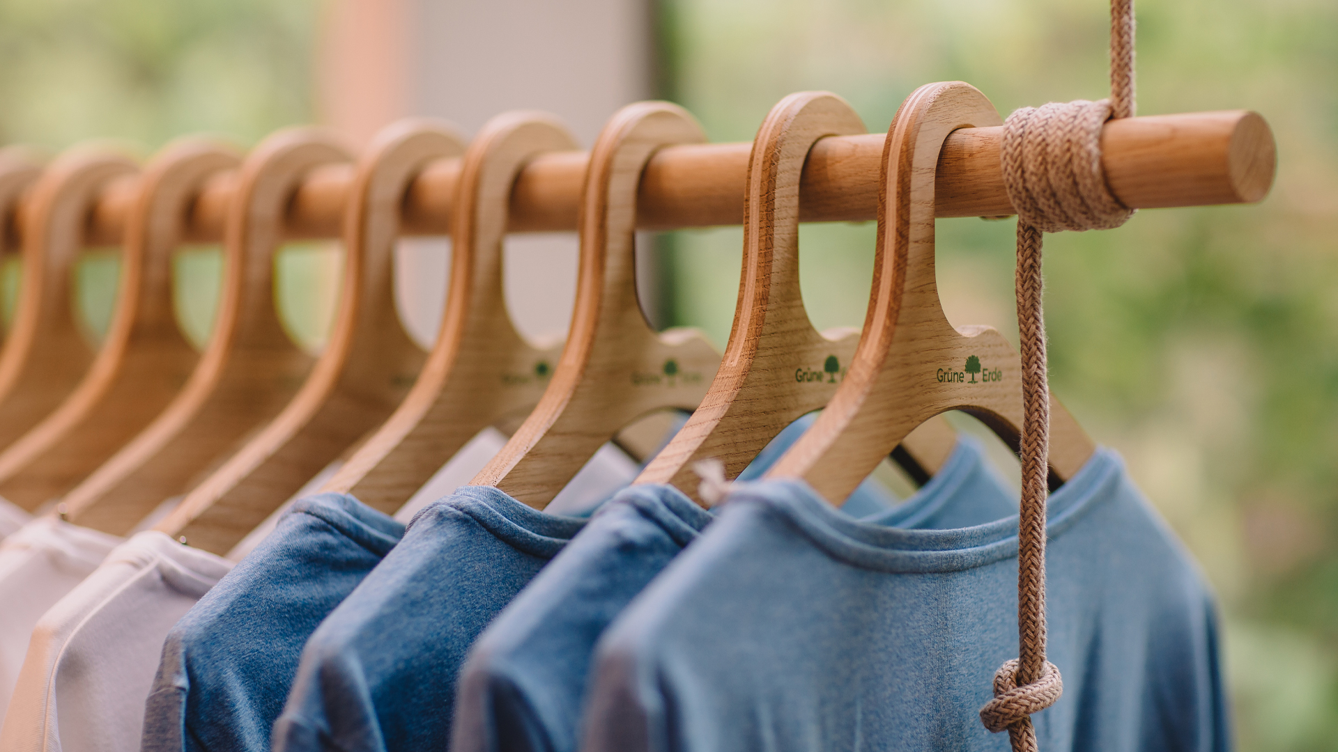 blaue und weiße Shirt hängen an einem Kleiderständer