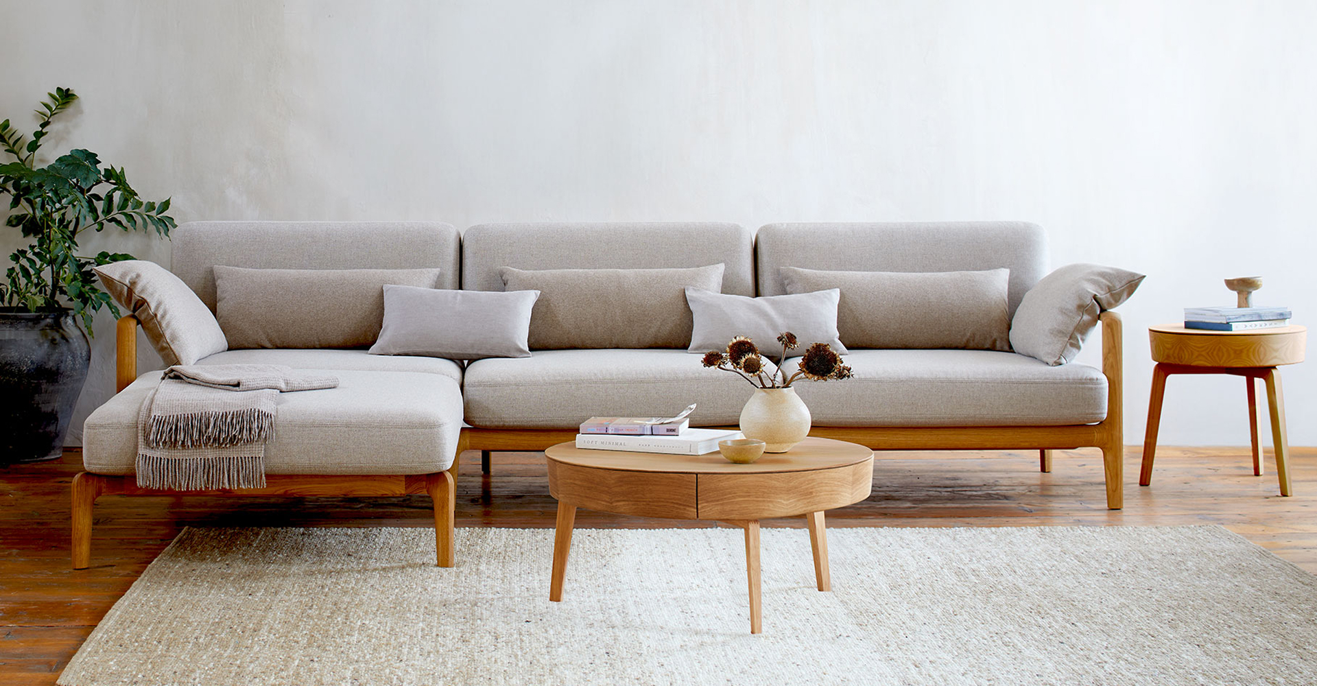 Ecksofa Linera im Wohnzimmer mit Dekoration