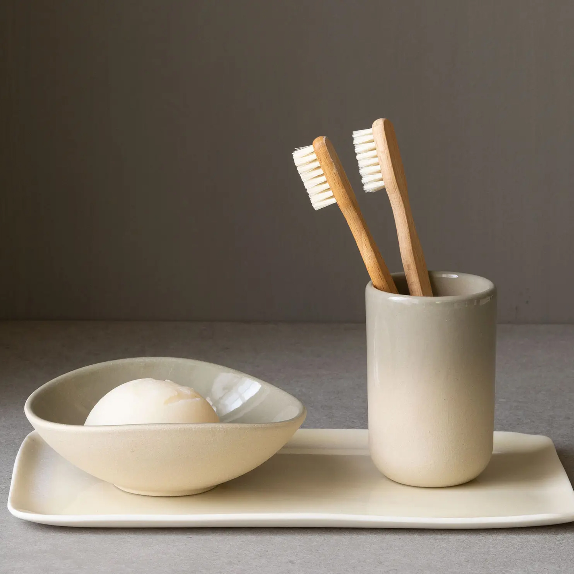 Tablett aus Porzellan aus Naturmaterialien