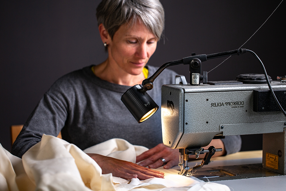 Produktentwicklerin Elvira Aitzetmüller beim Nähen eines Produktes