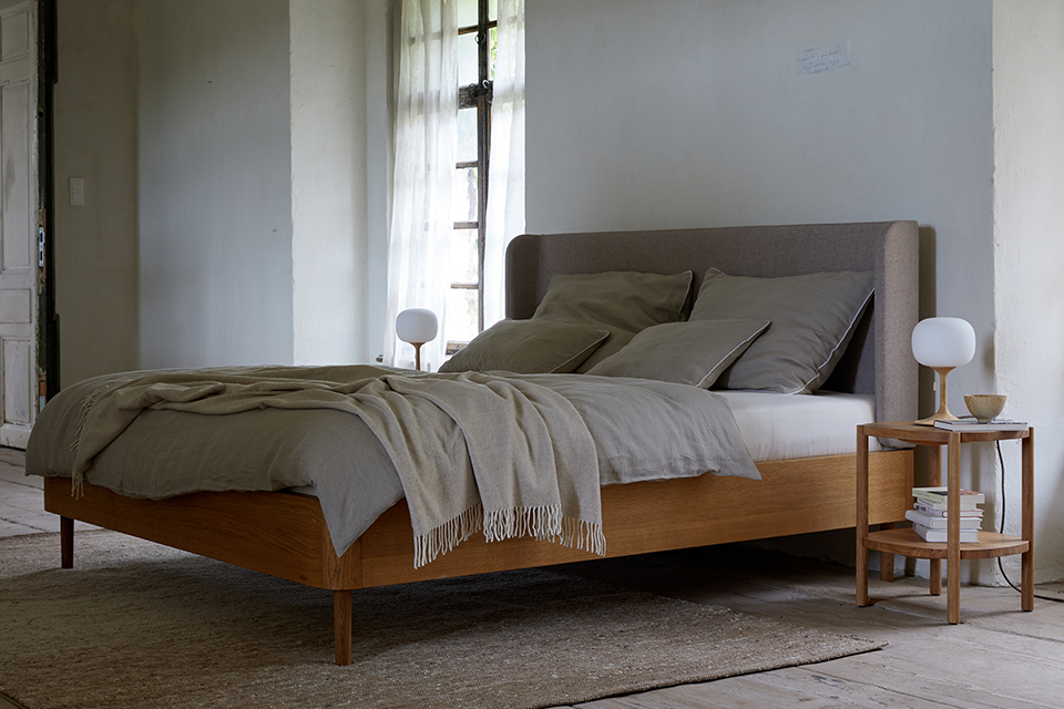 Massivholzbett Tonda mit hohem Betthaupt