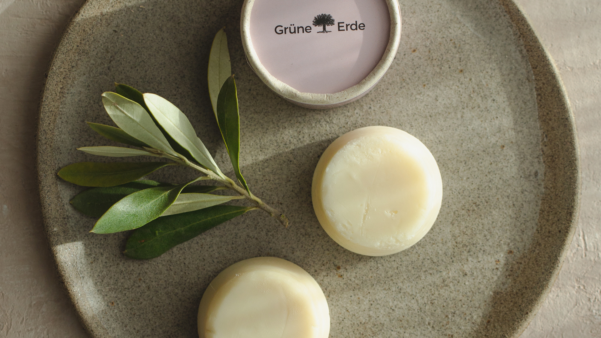 Zwei Hand und Fußpflege Produkte liegen auf einem Teller